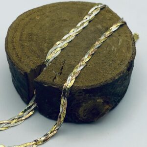 Cadena dorada y plateada